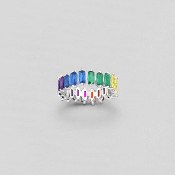 Hopeinen nauha sormus värikkäillä simuloiduilla timanteilla